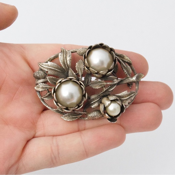 Vintage Faux Pearl Floral Brooch Pin Large Ornate Oval with Flower Buds & Leaves - Picture 4 of 4
